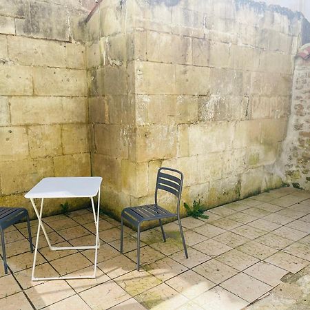Appartement Avec Cour Privee Saint-Jean-dʼAngély Esterno foto
